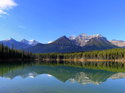 lake on the icefield parkway
