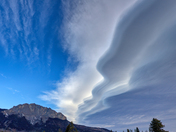 Chinook blowing over over Mount Yamnuska