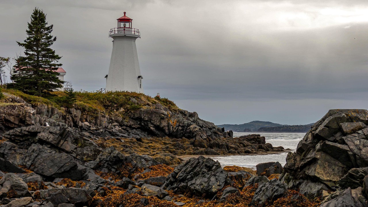 Fall colours at Greens Point lighthouse